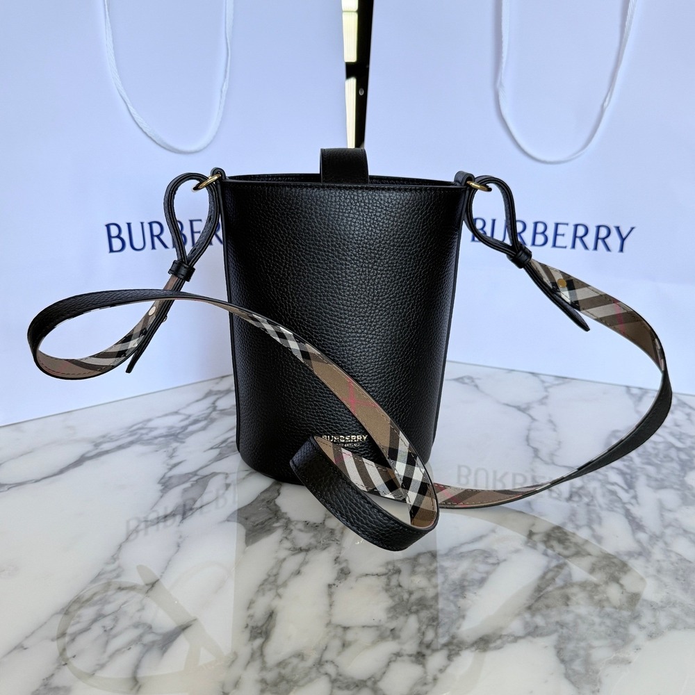Burberry SM Bucket Bag Black Pebbled Leather Interior Vintage Check 8084035